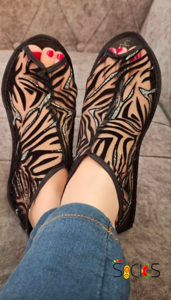 خرید عمده پاپوش کف چرم پشت زیپ طرح zebra زنانه - جوراب زنانه عمده