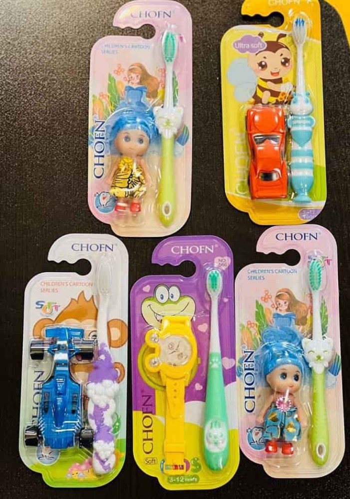 مسواک کودک جایزه دار دارای برس نرم و پد زبان شور کد 134352 - خرید مسواک عمده