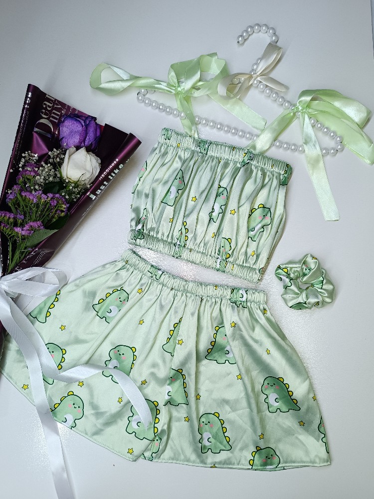 ست سه تیکه ساتن طرح دایناسور سبز کد 134822 - خرید لباس خواب زنانه عمده