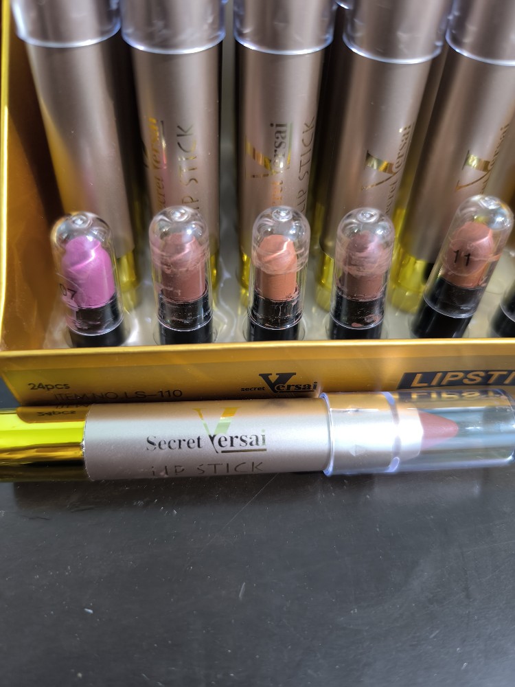 رژلب پیچی ورسای نرم و سبک مناسب استفاده روزمره کد 139938 - خرید آرایشی لب عمده