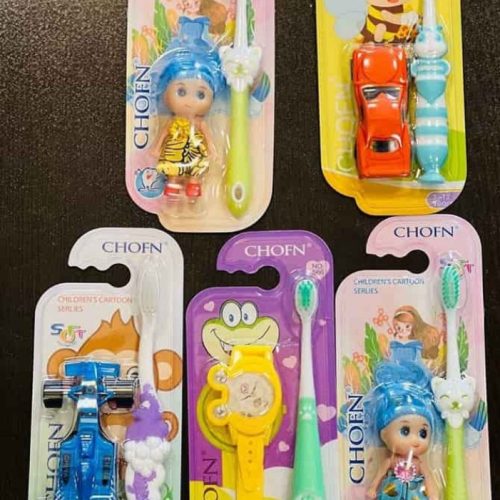 مسواک کودک جایزه دار دارای برس نرم و پد زبان شور کد 134352 - خرید مسواک عمده