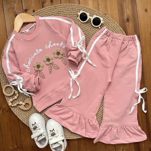 ست بلوز شلوار دخترانه چین دار نوار دوزی گل برجسته کد 135340 - خرید ست بلوز شلوار دخترانه عمده